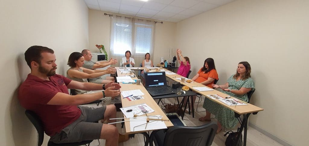 Formations aux Métiers du bien-être Hervé Vidal Qualiopi réalisée en salle , plusieurs participants s'entrainent à utiliser le magnétisme